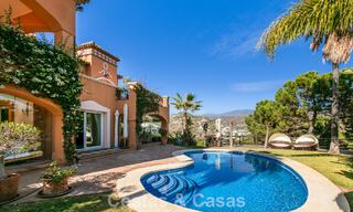 Prestigieuze luxevilla te koop in een klassieke Spaanse stijl met zeezicht in La Quinta in Marbella - Benahavis 56555 