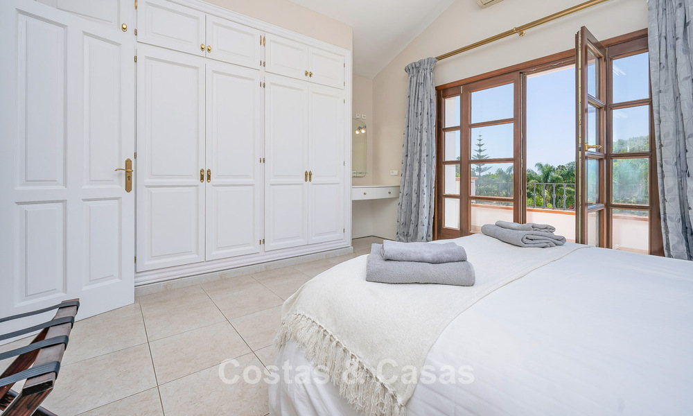 Luxe villa in Andalusische stijl omgeven door groen op een groot perceel in Marbella – Estepona 56289