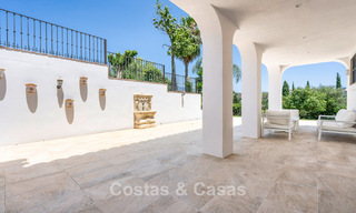 Luxe villa in Andalusische stijl omgeven door groen op een groot perceel in Marbella – Estepona 56291 