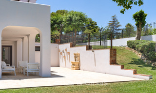 Luxe villa in Andalusische stijl omgeven door groen op een groot perceel in Marbella – Estepona 56292 