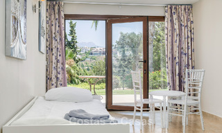 Luxe villa in Andalusische stijl omgeven door groen op een groot perceel in Marbella – Estepona 56294 