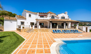 Luxe villa in Andalusische stijl omgeven door groen op een groot perceel in Marbella – Estepona 56296 