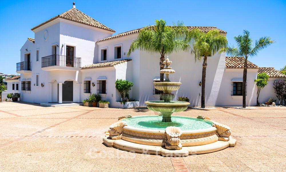Luxe villa in Andalusische stijl omgeven door groen op een groot perceel in Marbella – Estepona 56297
