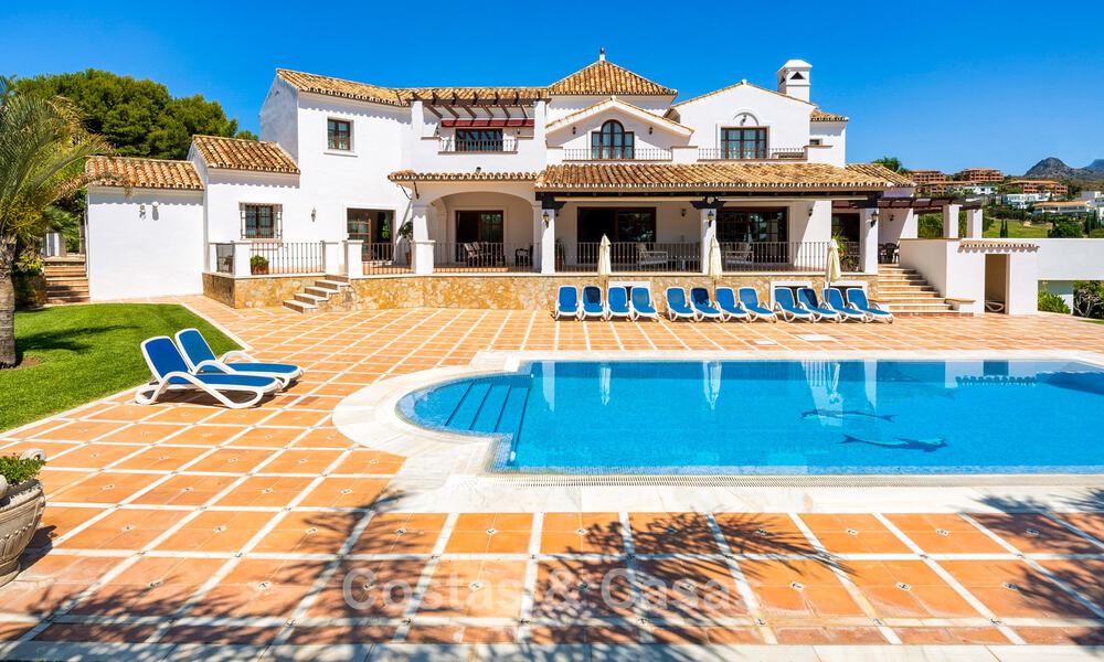 Luxe villa in Andalusische stijl omgeven door groen op een groot perceel in Marbella – Estepona 56298