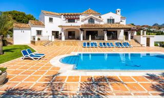 Luxe villa in Andalusische stijl omgeven door groen op een groot perceel in Marbella – Estepona 56298 