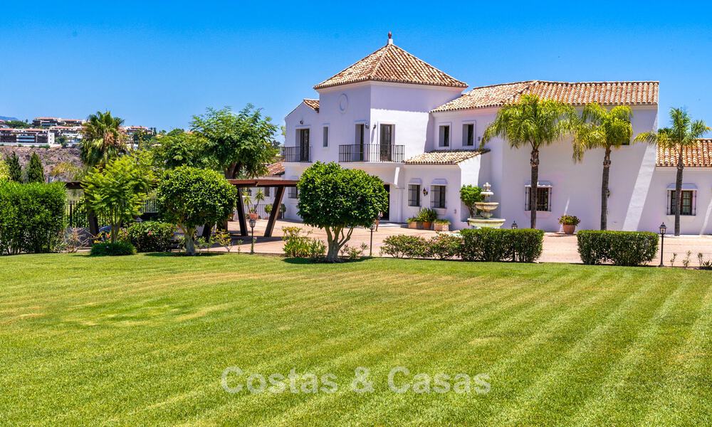Luxe villa in Andalusische stijl omgeven door groen op een groot perceel in Marbella – Estepona 56299
