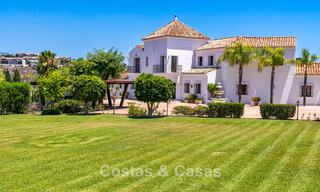 Luxe villa in Andalusische stijl omgeven door groen op een groot perceel in Marbella – Estepona 56299 