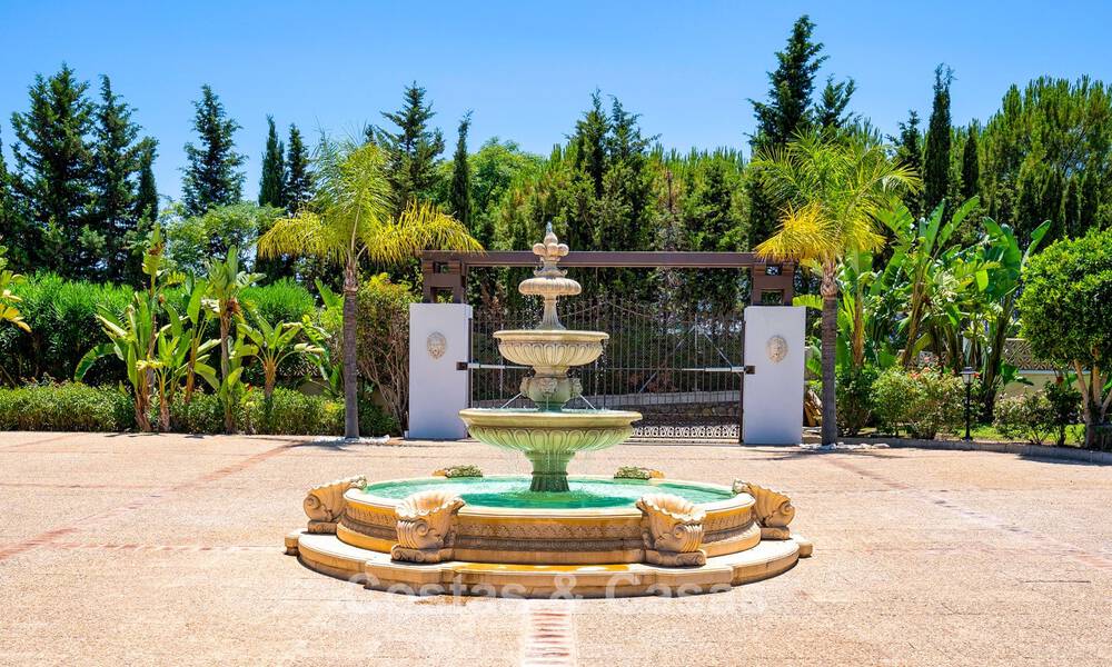 Luxe villa in Andalusische stijl omgeven door groen op een groot perceel in Marbella – Estepona 56300