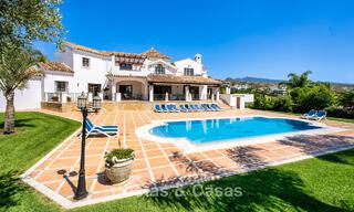 Luxe villa in Andalusische stijl omgeven door groen op een groot perceel in Marbella – Estepona 56301 