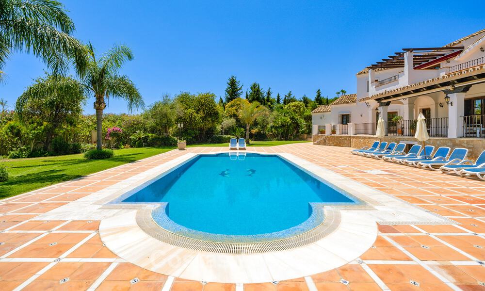 Luxe villa in Andalusische stijl omgeven door groen op een groot perceel in Marbella – Estepona 56302
