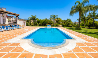 Luxe villa in Andalusische stijl omgeven door groen op een groot perceel in Marbella – Estepona 56303 
