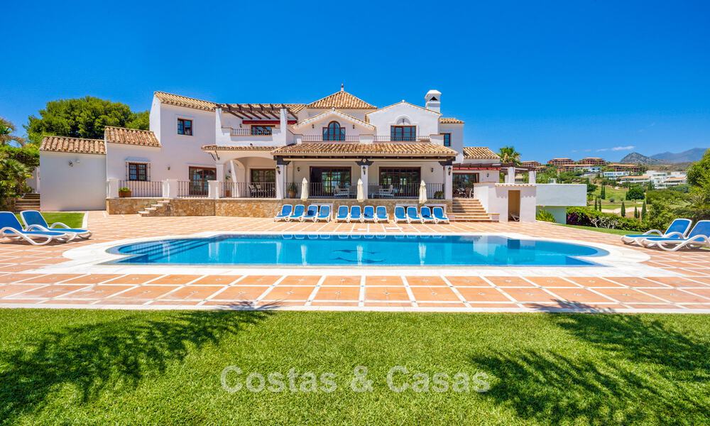 Luxe villa in Andalusische stijl omgeven door groen op een groot perceel in Marbella – Estepona 56304