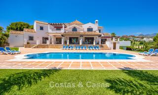 Luxe villa in Andalusische stijl omgeven door groen op een groot perceel in Marbella – Estepona 56304 