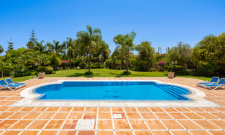 Luxe villa in Andalusische stijl omgeven door groen op een groot perceel in Marbella – Estepona 56305 