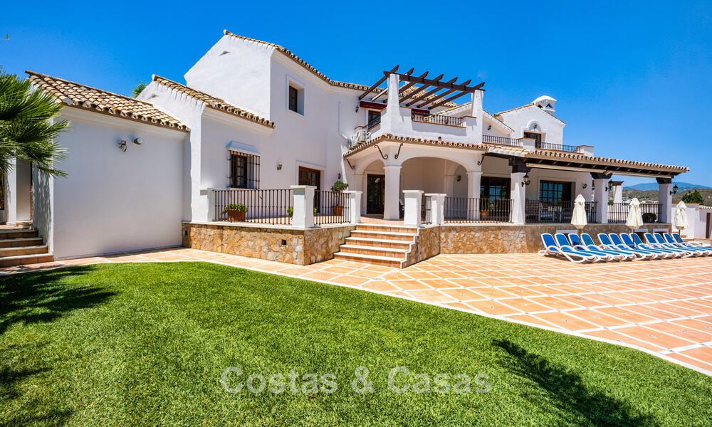 Luxe villa in Andalusische stijl omgeven door groen op een groot perceel in Marbella – Estepona 56306