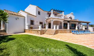 Luxe villa in Andalusische stijl omgeven door groen op een groot perceel in Marbella – Estepona 56306 