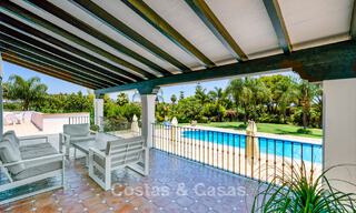 Luxe villa in Andalusische stijl omgeven door groen op een groot perceel in Marbella – Estepona 56307 