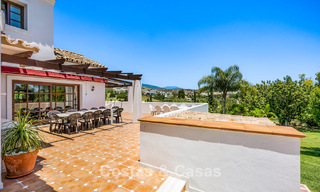 Luxe villa in Andalusische stijl omgeven door groen op een groot perceel in Marbella – Estepona 56308 