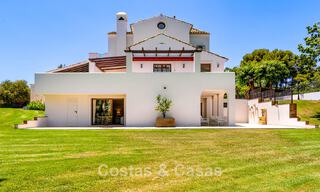 Luxe villa in Andalusische stijl omgeven door groen op een groot perceel in Marbella – Estepona 56309 