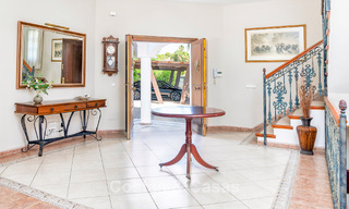 Luxe villa in Andalusische stijl omgeven door groen op een groot perceel in Marbella – Estepona 56310 