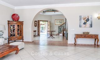 Luxe villa in Andalusische stijl omgeven door groen op een groot perceel in Marbella – Estepona 56311 