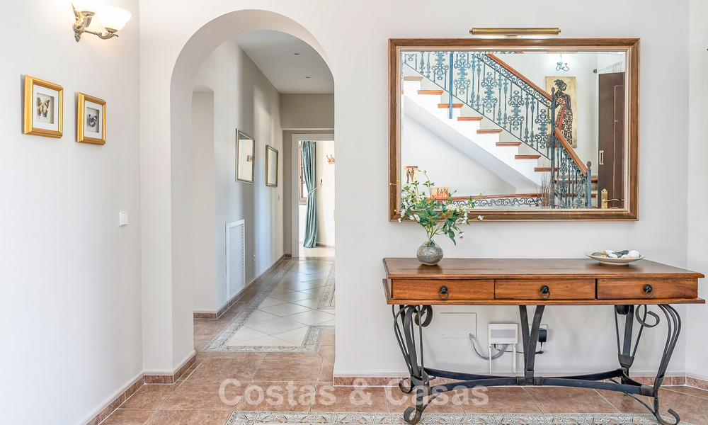 Luxe villa in Andalusische stijl omgeven door groen op een groot perceel in Marbella – Estepona 56317