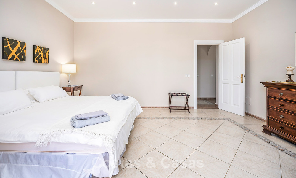 Luxe villa in Andalusische stijl omgeven door groen op een groot perceel in Marbella – Estepona 56319