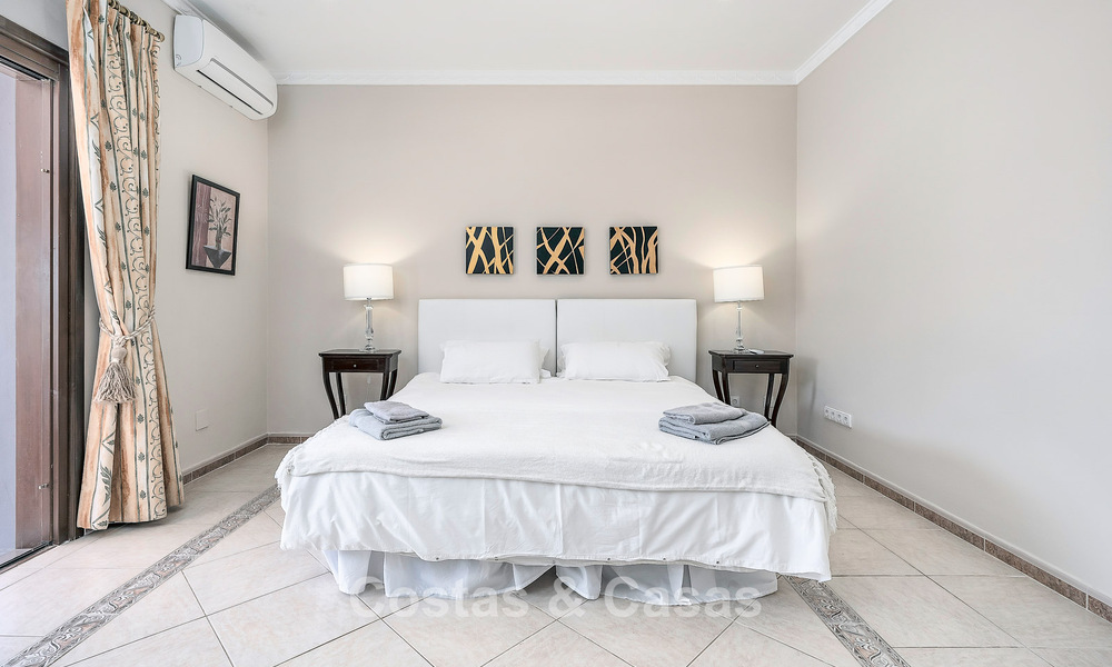 Luxe villa in Andalusische stijl omgeven door groen op een groot perceel in Marbella – Estepona 56321