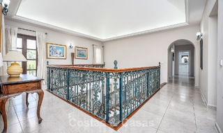 Luxe villa in Andalusische stijl omgeven door groen op een groot perceel in Marbella – Estepona 56327 