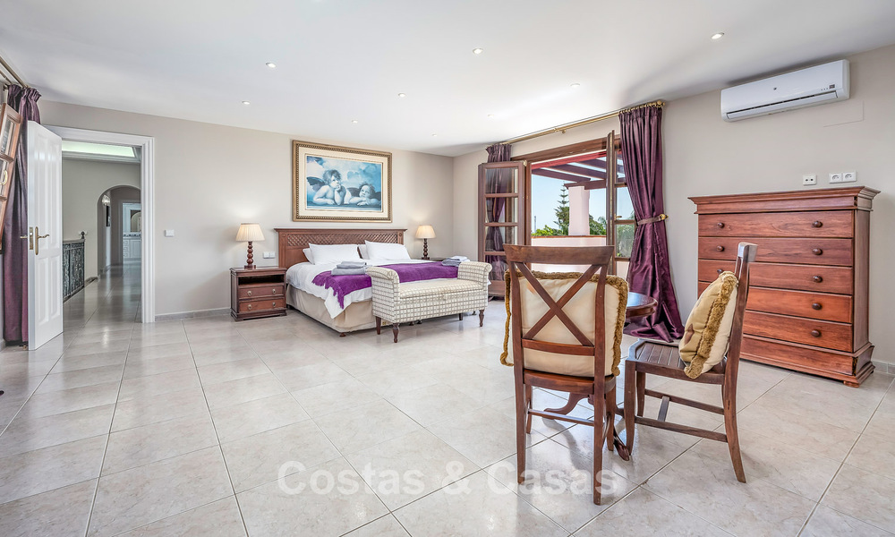 Luxe villa in Andalusische stijl omgeven door groen op een groot perceel in Marbella – Estepona 56328