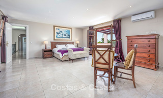 Luxe villa in Andalusische stijl omgeven door groen op een groot perceel in Marbella – Estepona 56328 