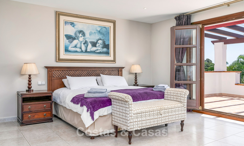 Luxe villa in Andalusische stijl omgeven door groen op een groot perceel in Marbella – Estepona 56330