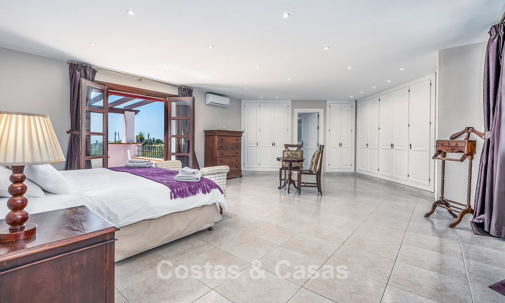 Luxe villa in Andalusische stijl omgeven door groen op een groot perceel in Marbella – Estepona 56331