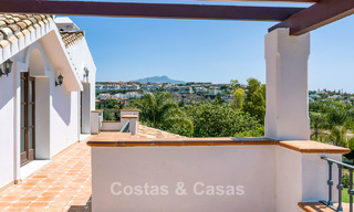 Luxe villa in Andalusische stijl omgeven door groen op een groot perceel in Marbella – Estepona 56333 