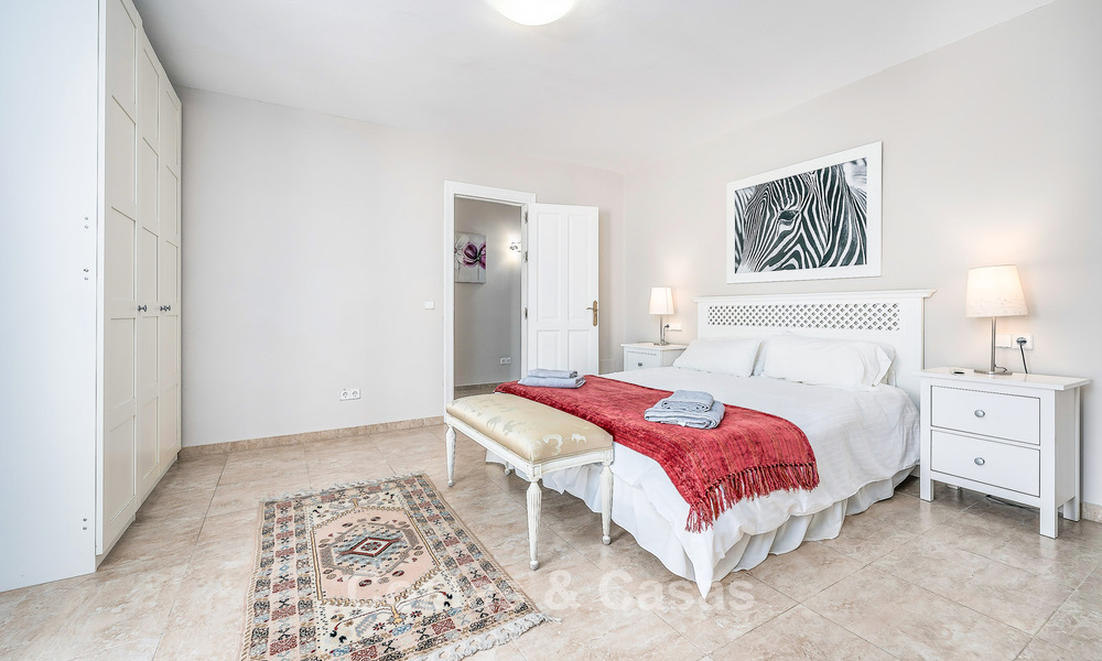 Luxe villa in Andalusische stijl omgeven door groen op een groot perceel in Marbella – Estepona 56345