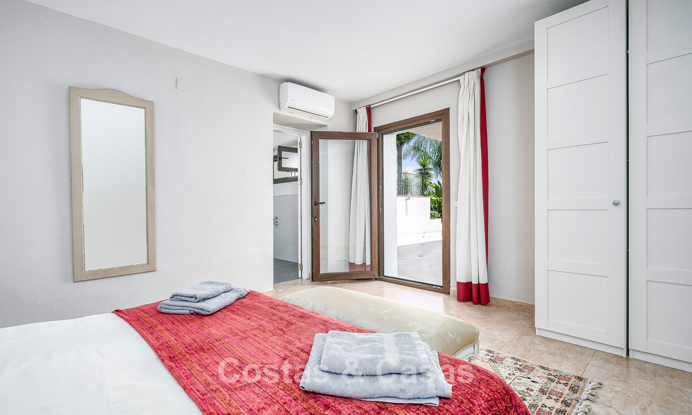 Luxe villa in Andalusische stijl omgeven door groen op een groot perceel in Marbella – Estepona 56346