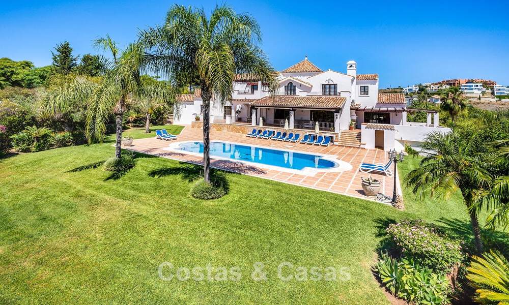 Luxe villa in Andalusische stijl omgeven door groen op een groot perceel in Marbella – Estepona 56347