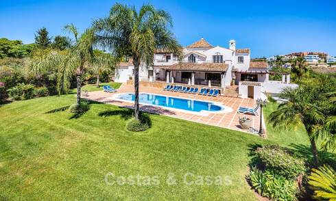 Luxe villa in Andalusische stijl omgeven door groen op een groot perceel in Marbella – Estepona 56347