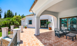 Luxe villa in Andalusische stijl omgeven door groen op een groot perceel in Marbella – Estepona 56348 