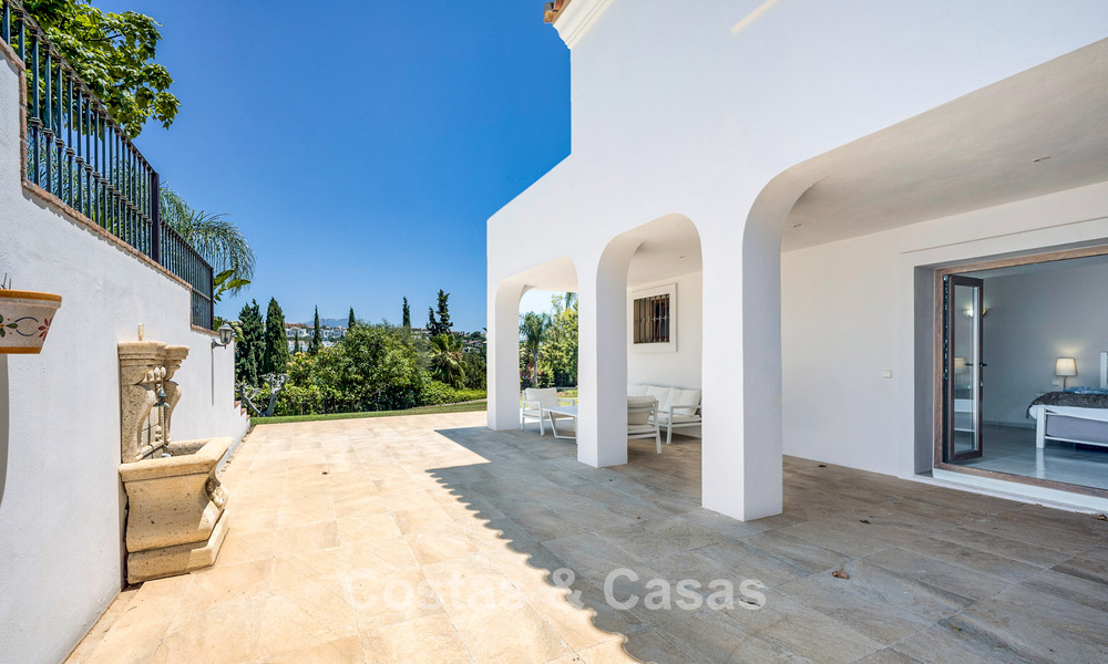 Luxe villa in Andalusische stijl omgeven door groen op een groot perceel in Marbella – Estepona 56349