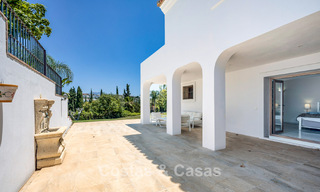 Luxe villa in Andalusische stijl omgeven door groen op een groot perceel in Marbella – Estepona 56349 