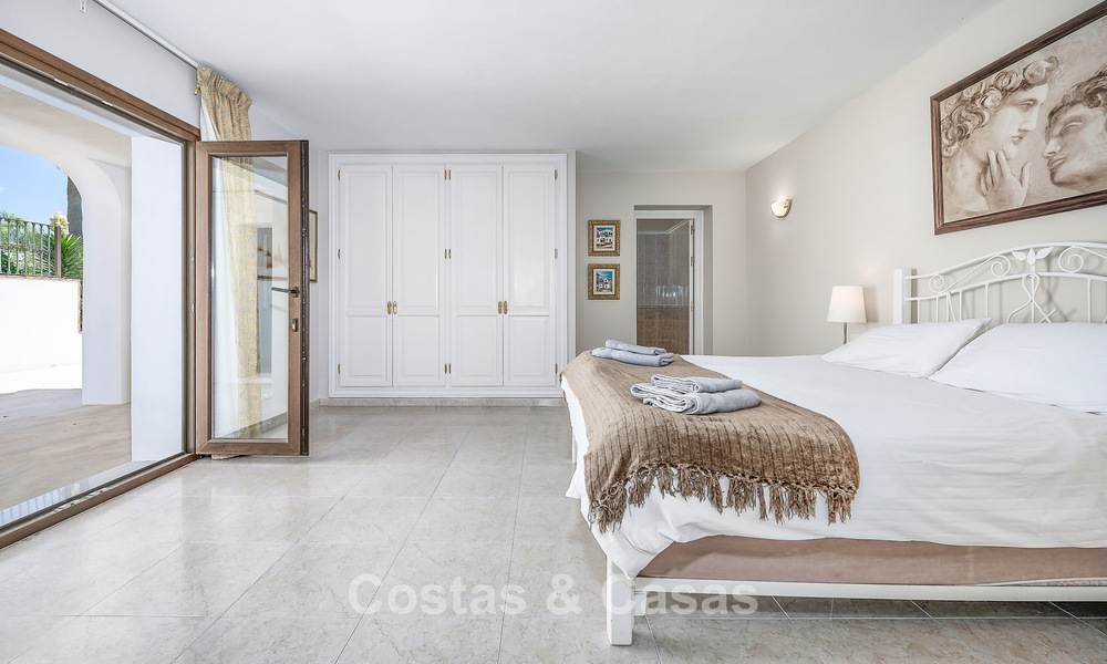 Luxe villa in Andalusische stijl omgeven door groen op een groot perceel in Marbella – Estepona 56351