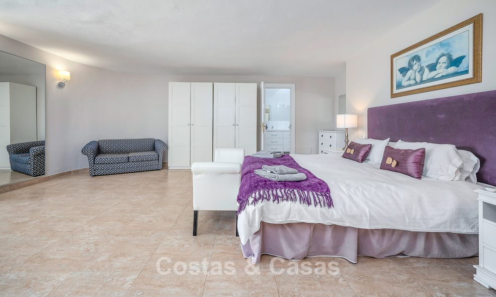 Luxe villa in Andalusische stijl omgeven door groen op een groot perceel in Marbella – Estepona 56356