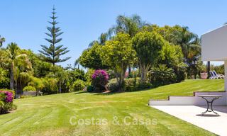 Luxe villa in Andalusische stijl omgeven door groen op een groot perceel in Marbella – Estepona 56358 