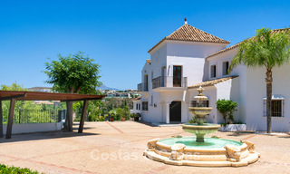 Luxe villa in Andalusische stijl omgeven door groen op een groot perceel in Marbella – Estepona 56359 