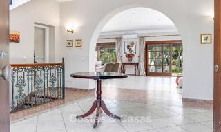 Luxe villa in Andalusische stijl omgeven door groen op een groot perceel in Marbella – Estepona 56360 