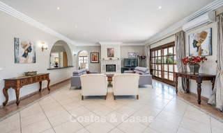 Luxe villa in Andalusische stijl omgeven door groen op een groot perceel in Marbella – Estepona 56361 