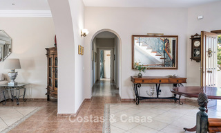 Luxe villa in Andalusische stijl omgeven door groen op een groot perceel in Marbella – Estepona 56365 