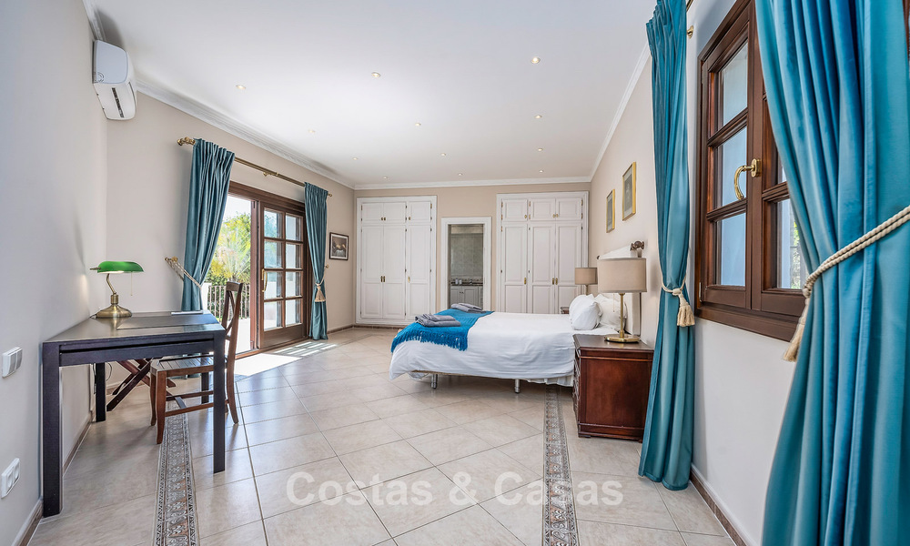 Luxe villa in Andalusische stijl omgeven door groen op een groot perceel in Marbella – Estepona 56366