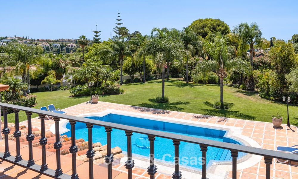 Luxe villa in Andalusische stijl omgeven door groen op een groot perceel in Marbella – Estepona 56370